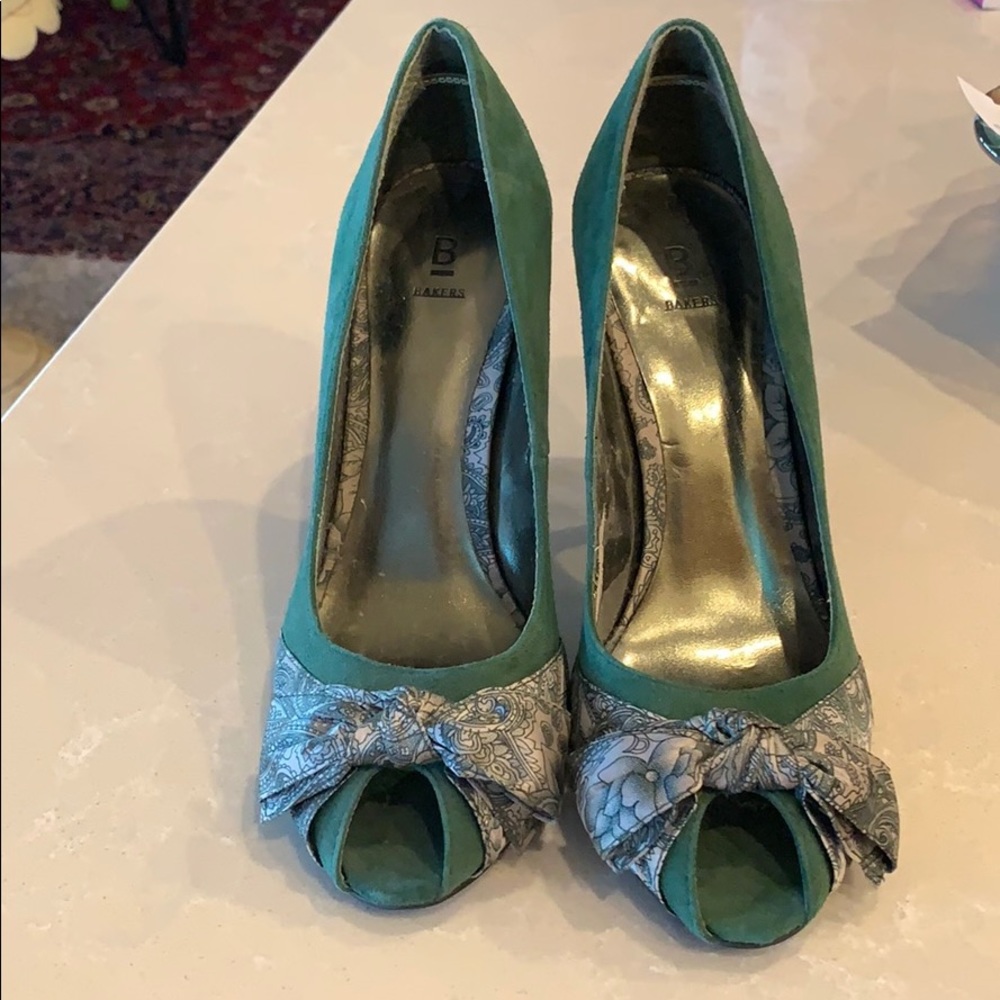 Green shoes